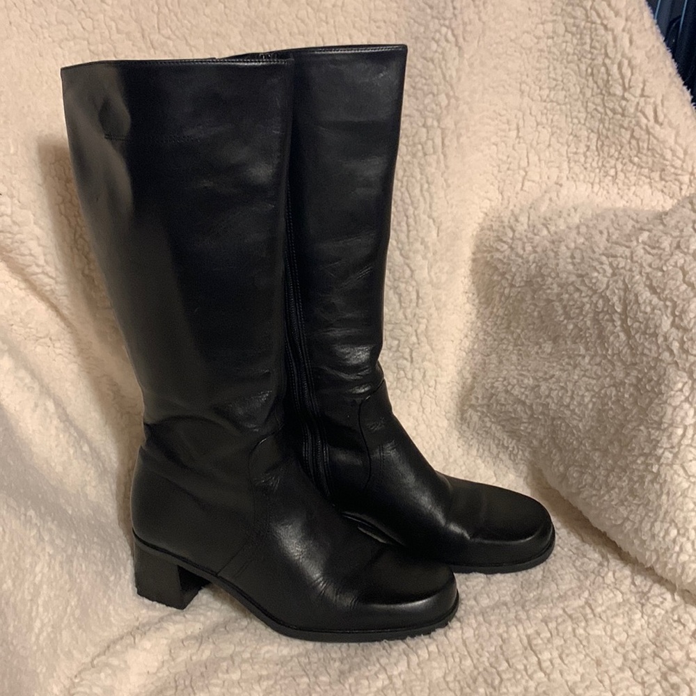 Naturalizer women’s black leather boots. Size 8M